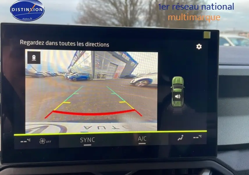Vue intérieure de l'écran multimédia affichant la caméra de recul du Dacia Bigster gris schiste en stationnement.