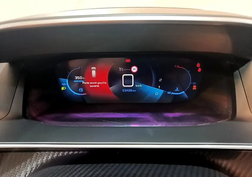 Affichage numérique du tableau de bord de la Peugeot 208 PureTech 100 S&S Allure Pack, indiquant porte avant gauche ouverte.