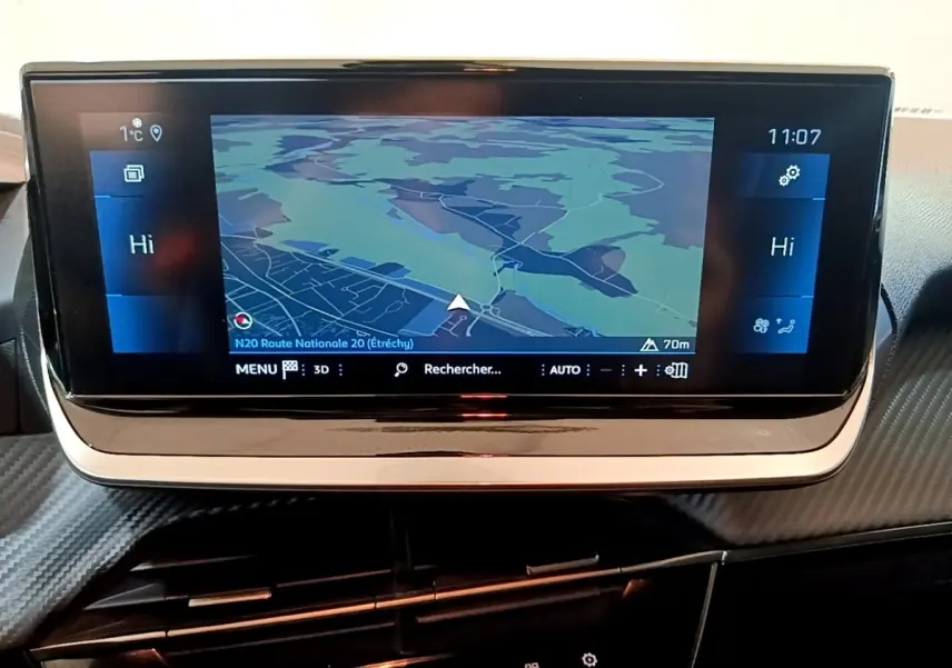 Écran tactile central de navigation affichant une carte, dans l'habitacle d'une Peugeot 208 jaune.