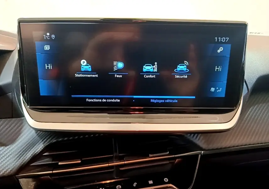 Écran tactile central 17,8 cm du tableau de bord intérieur de la Peugeot 208 jaune PureTech 2023.