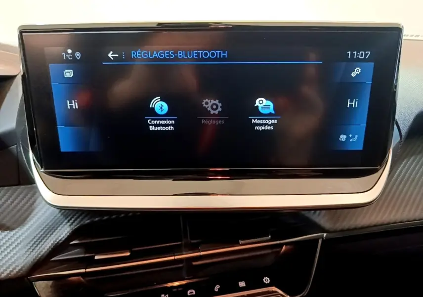 Écran tactile central de la Peugeot 208 PureTech 100 S&S Allure Pack 2023 affichant les réglages Bluetooth.