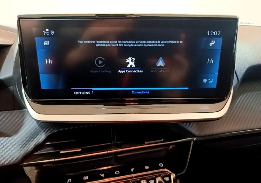 Écran tactile central de la Peugeot 208 jaune 2023 affichant les options Apple CarPlay et Android Auto.