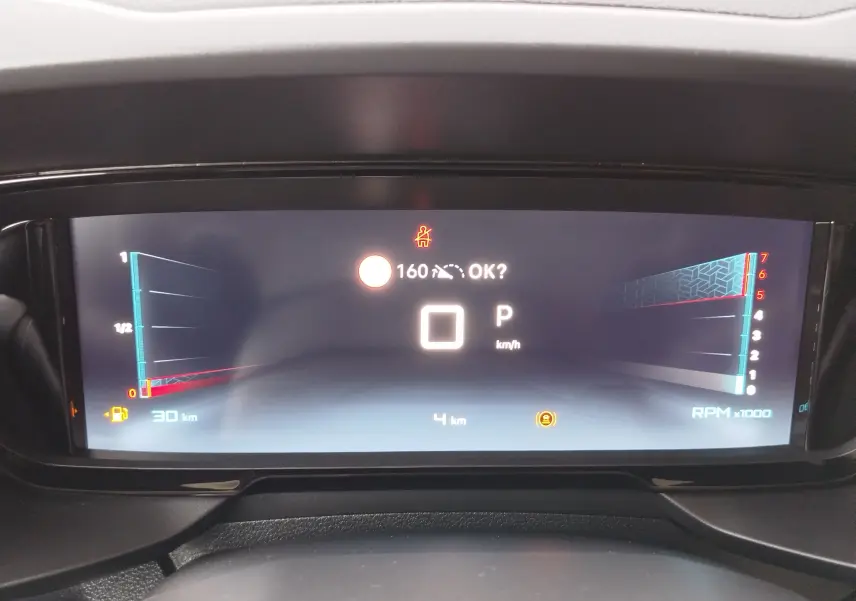 Affichage numérique du tableau de bord du Citroën Berlingo 2025, avec jauge essence, compte-tours et indicateurs d'alerte.