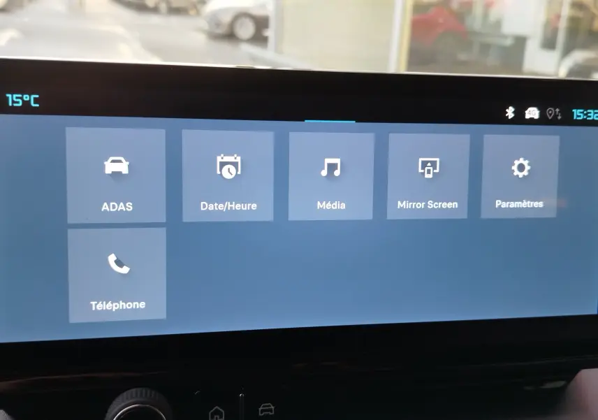 Écran tactile central du Citroën Berlingo 2025 affichant les menus ADAS, Média, Téléphone, Mirror Screen et Paramètres.