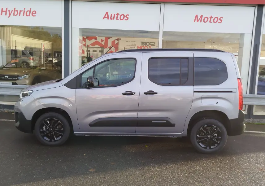 Vue de profil côté gauche d'un Citroën Berlingo gris acier 2025 avec vitres arrière teintées et jantes noires.