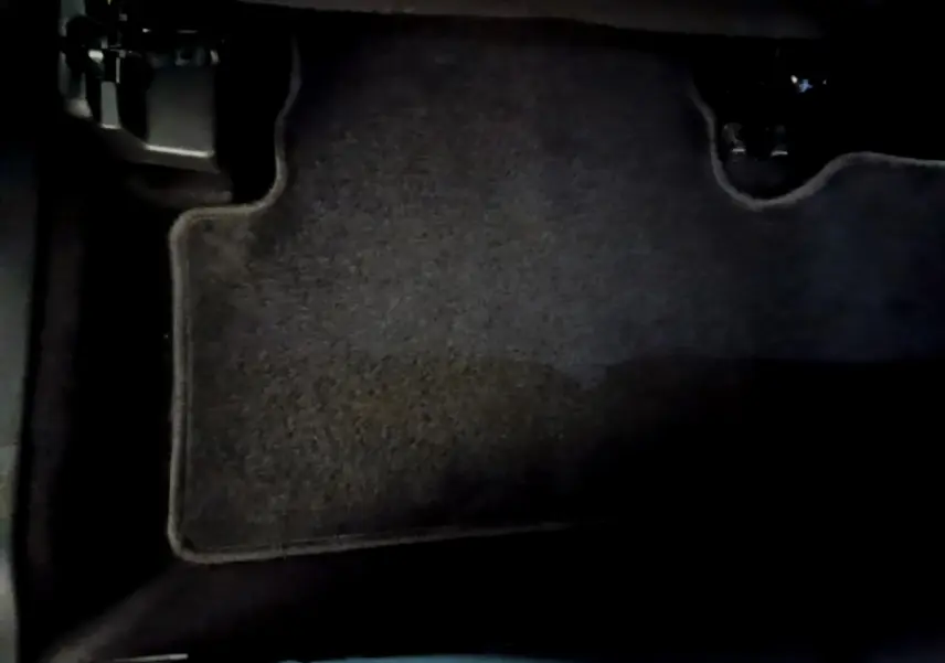 Tapis de sol noir en gros plan à l'intérieur d'un Citroën C5 Aircross hybride rechargeable 2022.