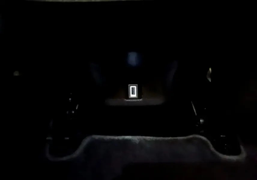 Prise USB éclairée dans l'espace de rangement réfrigéré de la console centrale du Citroën C5 Aircross noir hybride rechargeable.
