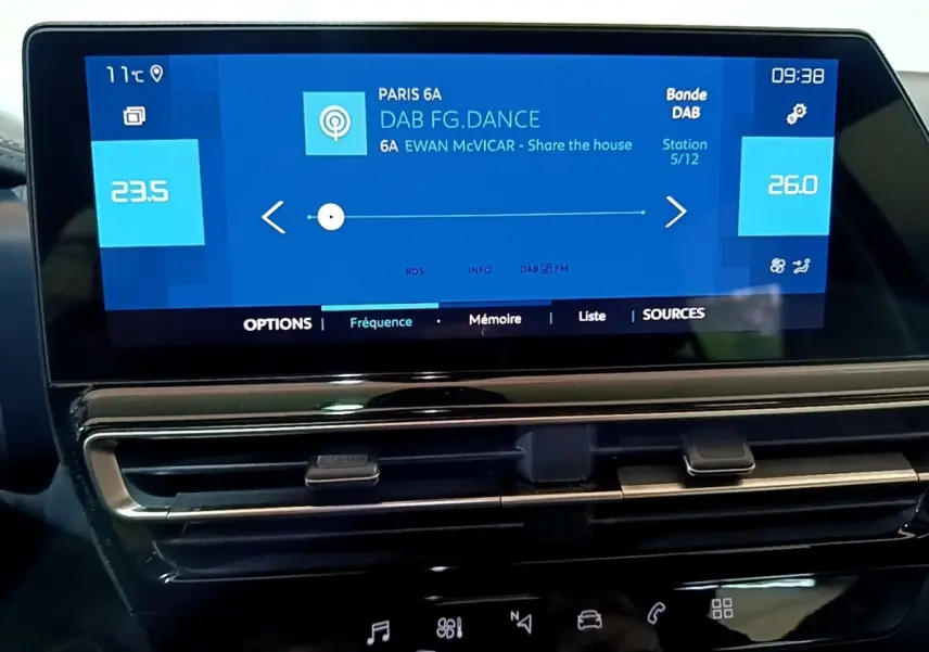 Écran tactile central affichant la radio DAB dans l'habitacle du Citroën C5 Aircross hybride noir, vue de face.