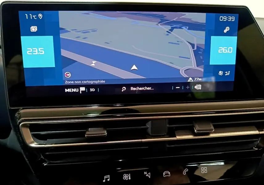 Écran tactile central affichant la navigation du Citroën C5 Aircross hybride rechargeable 2022, intérieur noir brillant.