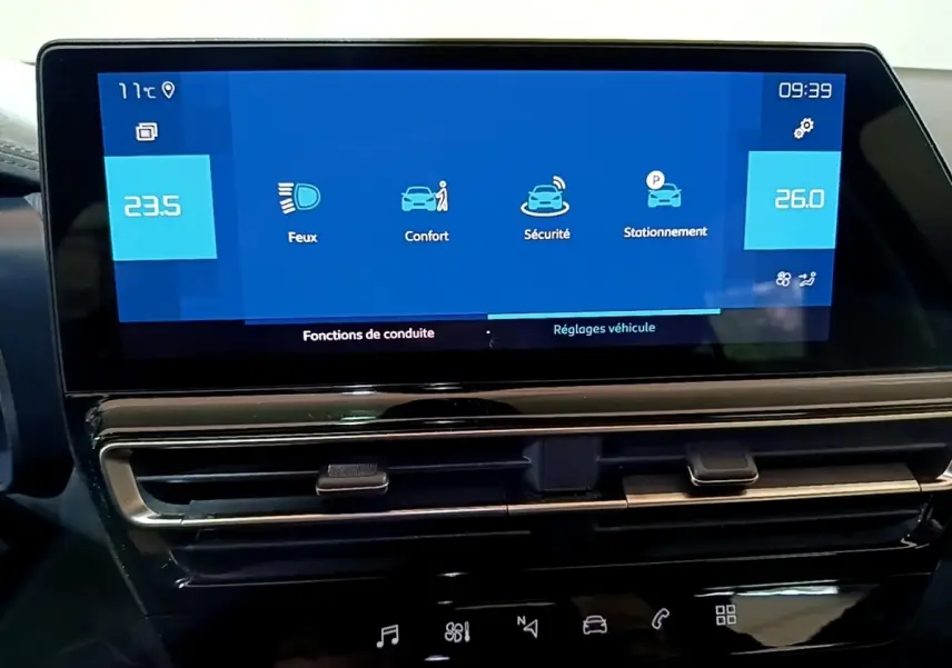 Vue rapprochée de l'écran tactile central bleu du tableau de bord du Citroën C5 Aircross hybride rechargeable noir, affichant les réglages de conduite.