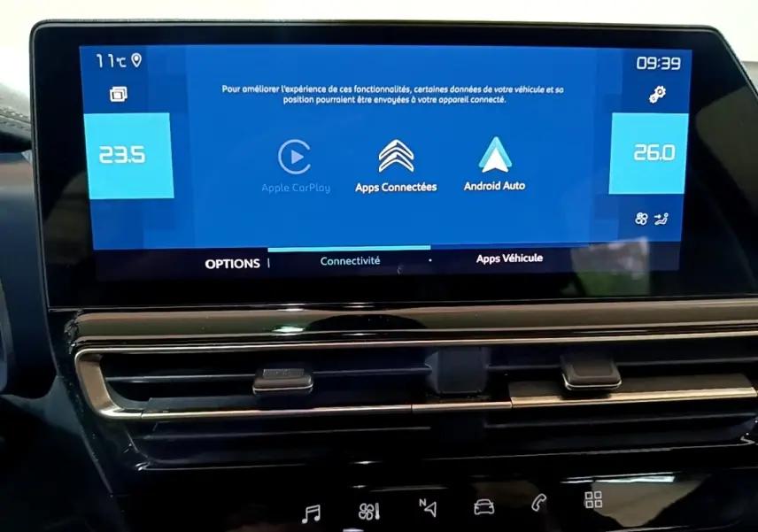 Écran tactile central affichant Apple CarPlay et Android Auto dans le tableau de bord noir du Citroën C5 Aircross hybride.