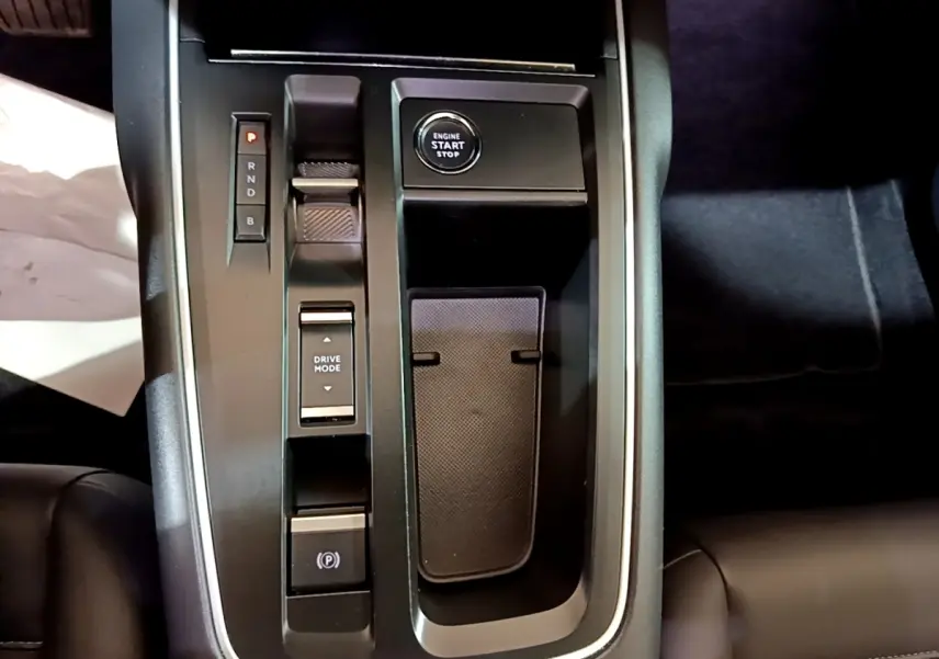 Vue rapprochée de la console centrale noire du Citroën C5 Aircross hybride avec bouton start/stop et commandes de boîte auto.