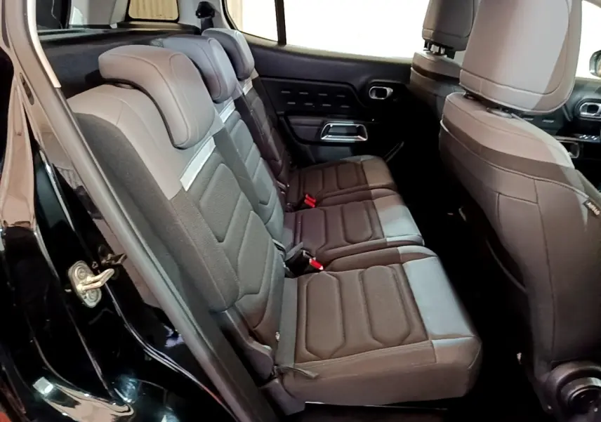 Vue intérieure côté gauche des sièges arrière gris et noir du Citroën C5 Aircross hybride rechargeable 2022, porte ouverte.