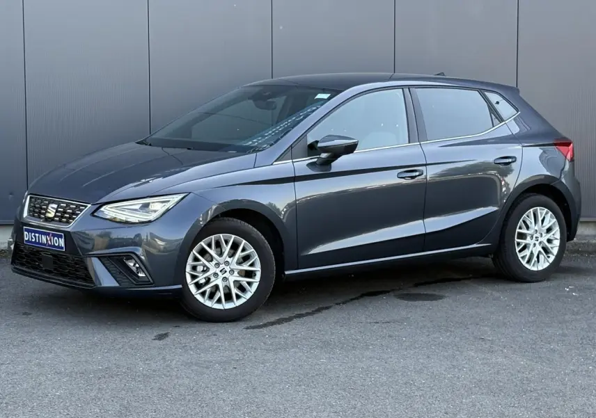 SEAT Ibiza TSI 115 Xcellence gris magnétique vue 3/4 avant avec jantes alliage 16 pouces et vitres surteintées.