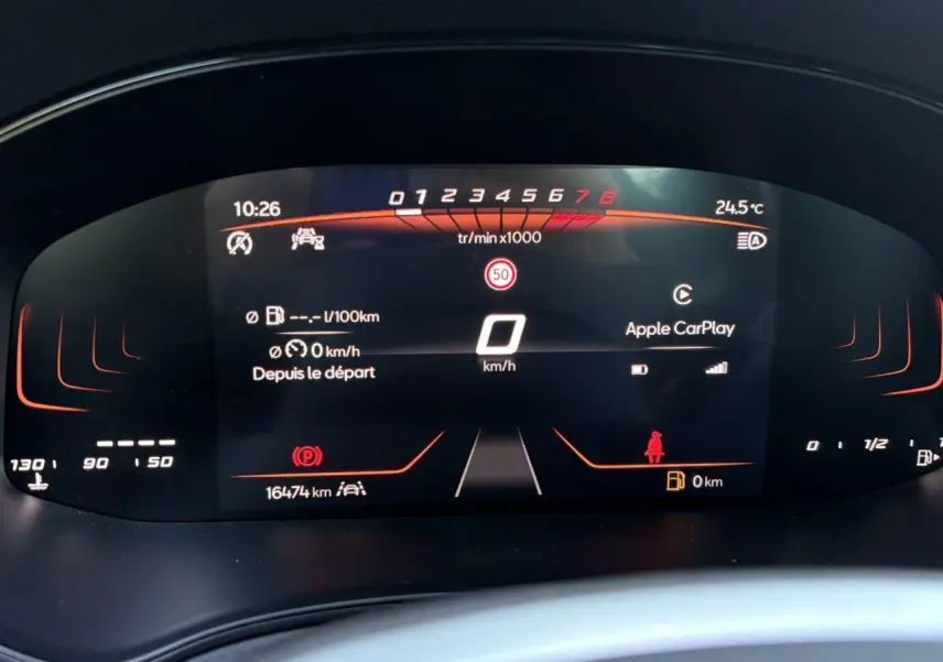 Tableau de bord numérique de la SEAT Ibiza TSI 115 Xcellence 2025 affichant vitesse, compte-tours et Apple CarPlay.