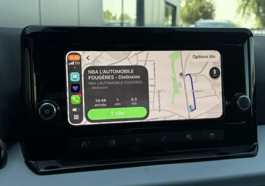 Écran tactile central de la SEAT Ibiza TSI 115 Xcellence 2025 affichant un itinéraire GPS en intérieur.