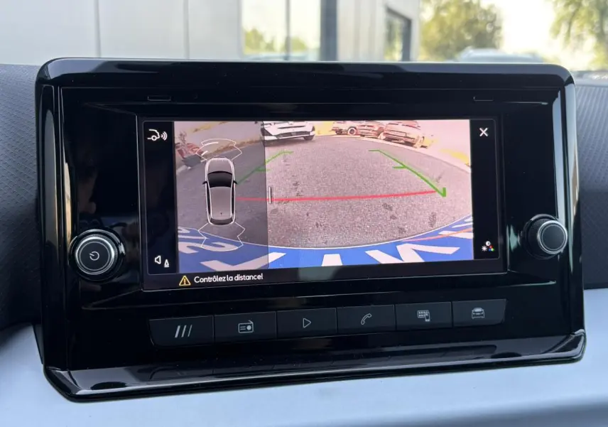 Écran central affichant la caméra de recul avec vue arrière et guidage de trajectoire sur SEAT Ibiza Gris Magnétique.