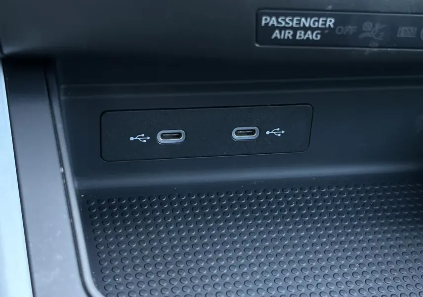 Gros plan sur deux ports USB-C intégrés dans la console centrale d'une SEAT Ibiza TSI 115 Xcellence 2025.