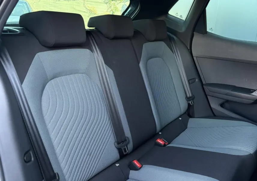 Vue intérieure côté droit des sièges arrière gris clair et noir de la SEAT Ibiza TSI 115 Xcellence 2025.