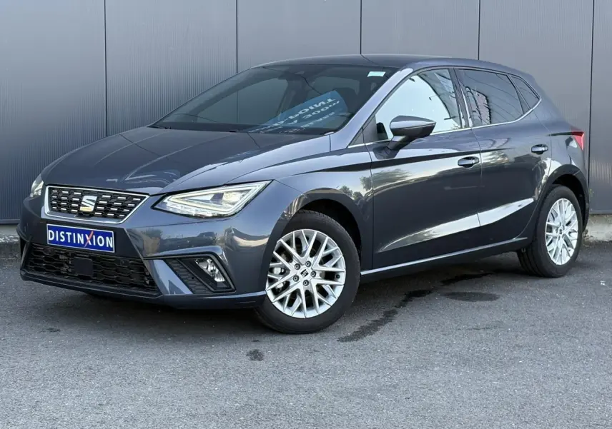 SEAT Ibiza TSI 115 Xcellence gris magnétique vue 3/4 avant avec jantes alliage 16 pouces et feux LED triangulaires.