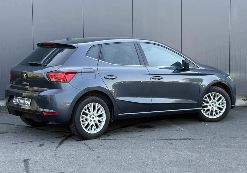 SEAT Ibiza TSI 115 Xcellence gris magnétique vue 3/4 arrière droit avec jantes alliage 16 pouces.