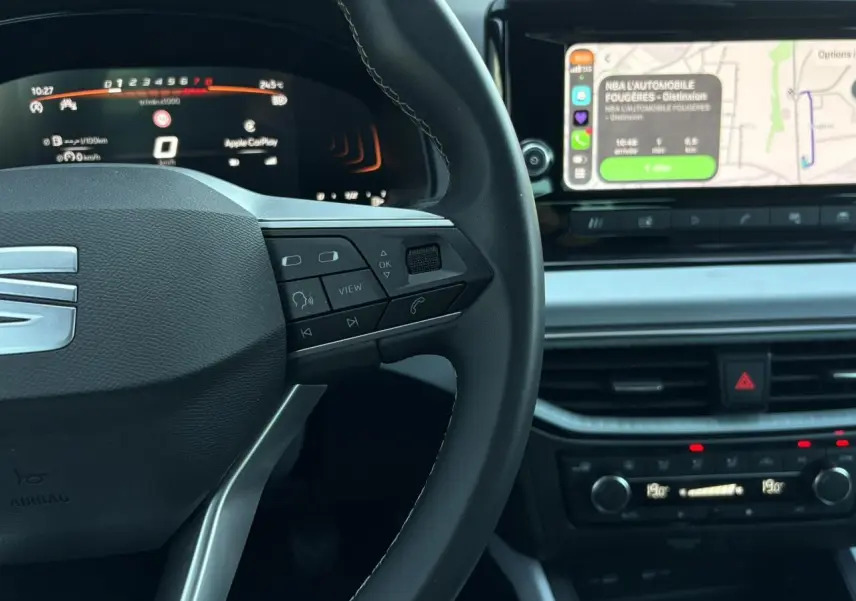 Vue rapprochée du volant multifonction et du tableau de bord digital de la SEAT Ibiza TSI 115 Xcellence 2025.