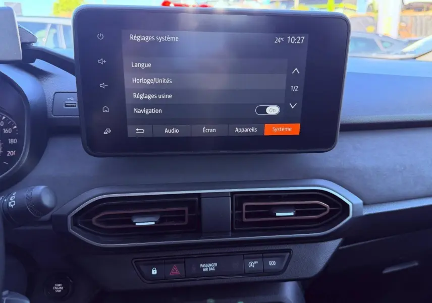Vue intérieure du tableau de bord de la Dacia Sandero 2025, écran tactile affichant les réglages système.