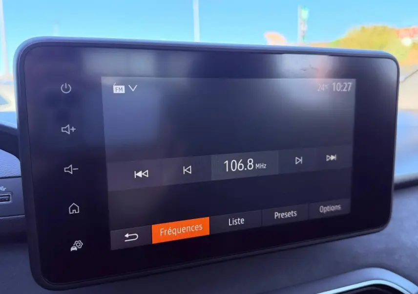 Écran tactile central de la Dacia Sandero 2025 affichant la radio FM à 106,8 MHz, vue intérieure frontale.