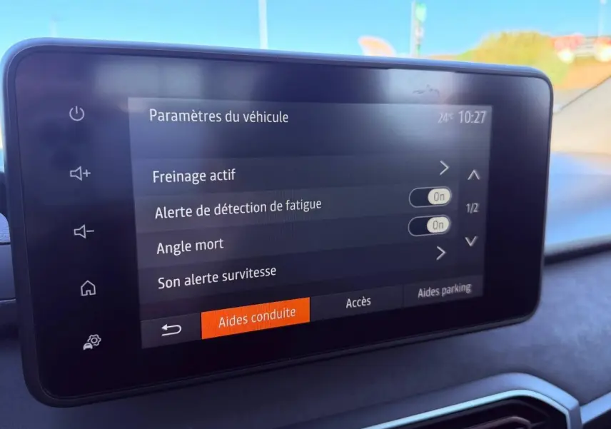 Écran tactile intérieur du tableau de bord de la Dacia Sandero 2025 affichant les paramètres d’aides à la conduite.