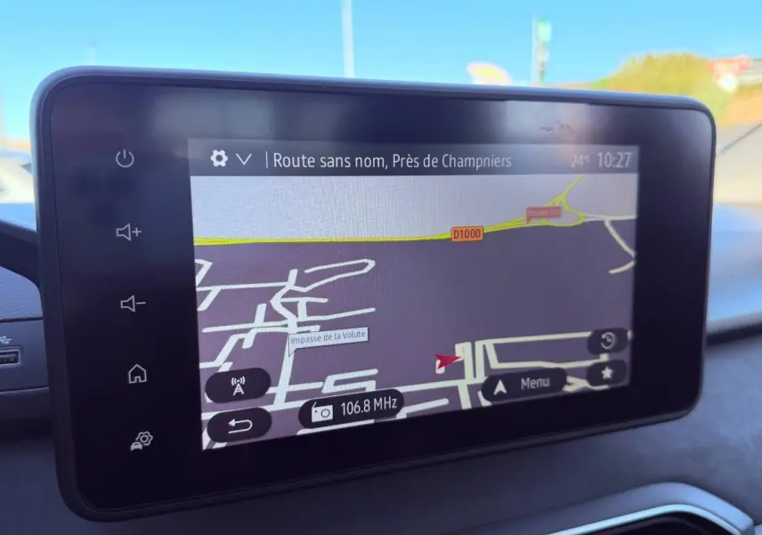Écran tactile central du tableau de bord de la Dacia Sandero 2025 affichant la navigation GPS.