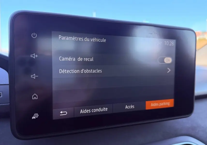 Écran tactile intérieur de la Dacia Sandero 2025 affichant les paramètres caméra de recul et détection d'obstacles.