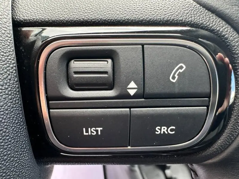 Gros plan sur les commandes audio au volant noir du Citroën C3 Aircross PureTech 110ch Shine 2021.