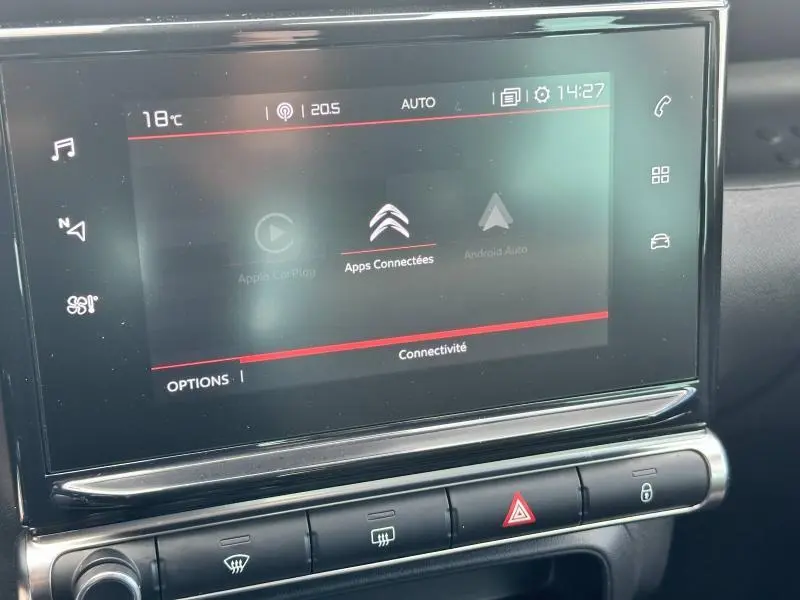 Écran tactile central du tableau de bord de la Citroën C3 Aircross 2021 affichant les apps connectées et la température extérieure.