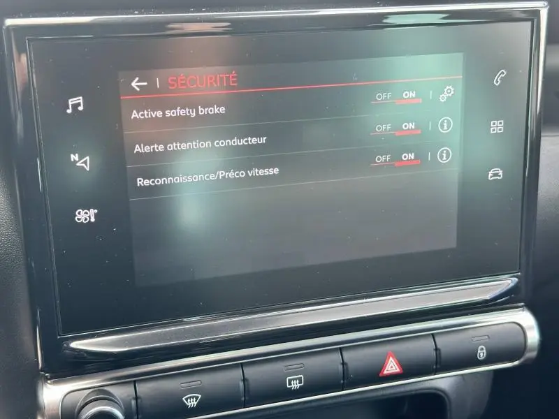 Écran tactile central du Citroën C3 Aircross 2021 affichant les options de sécurité activées.