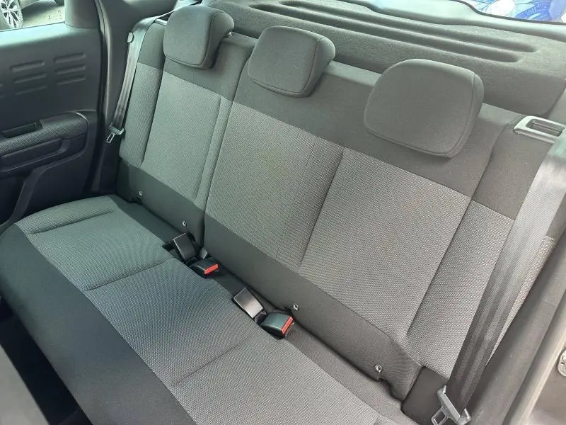 Vue rapprochée de la banquette arrière grise en tissu Mica Grey du Citroën C3 Aircross 2021 côté gauche.