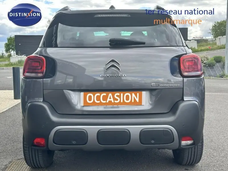 Vue arrière d'un Citroën C3 Aircross gris avec plaque "OCCASION" et feux arrière carrés rouges.