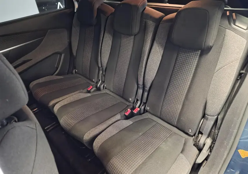 Vue intérieure sur les trois sièges indépendants en tissu gris et noir de la rangée 2 du Peugeot 5008 bleu 2019.