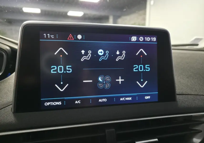 Écran tactile de la climatisation bi-zone du Peugeot 5008 bleu, affichant 20,5°C côté gauche et droit.