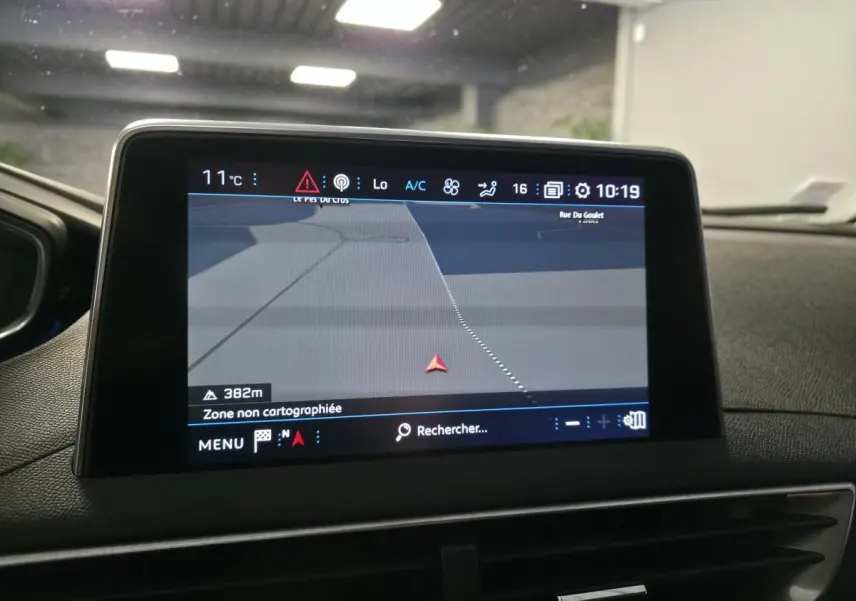 Écran tactile central du Peugeot 5008 bleu de 2019 affichant la navigation dans un intérieur sombre