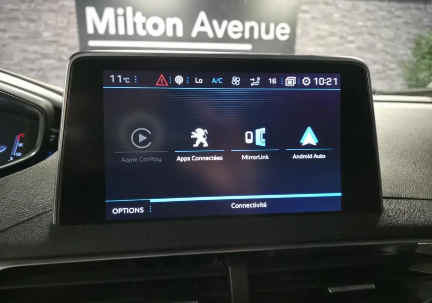 Écran tactile central du Peugeot 5008 bleu affichant les options Apple CarPlay, MirrorLink et Android Auto.