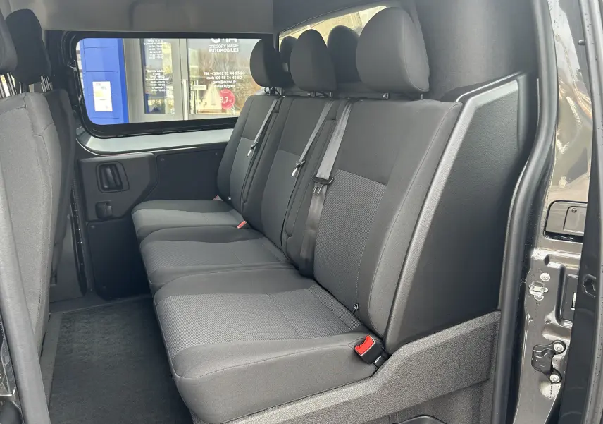 Vue intérieure côté droit montrant la banquette arrière noire du Citroën Jumpy Cabine Approfondie gris titane 2025.