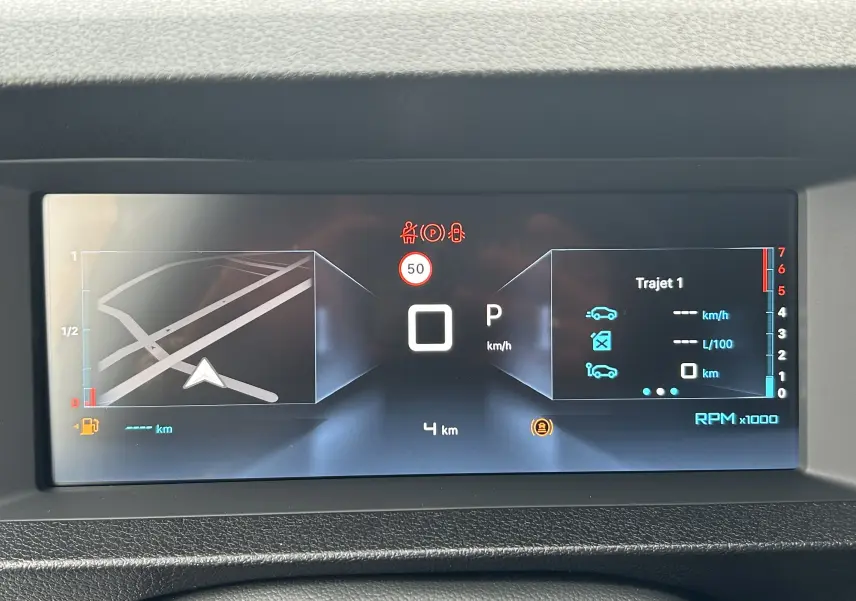 Tableau de bord numérique du Citroën Jumpy Cabine Approfondie gris titane, affichage central avec navigation et informations de trajet.