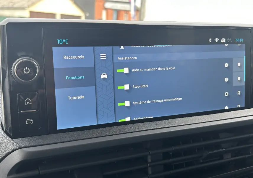 Écran tactile central du tableau de bord du Citroën Jumpy Cabine Approfondie 2025 affichant les options d’assistance à la conduite.