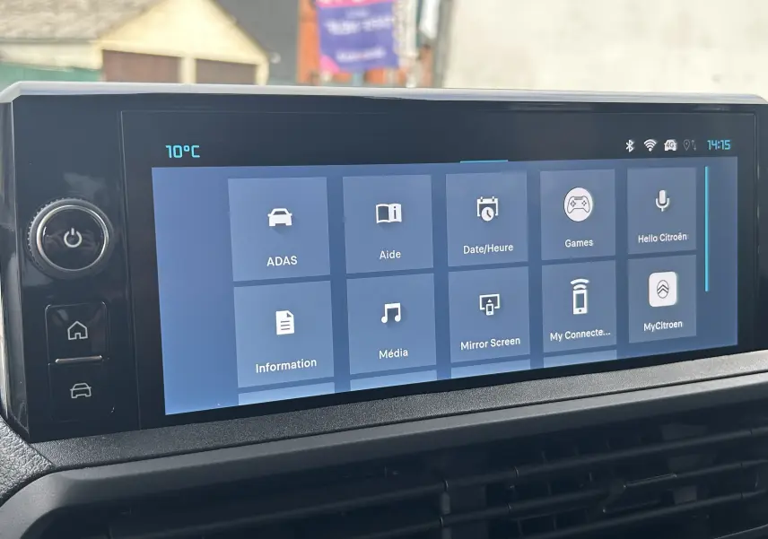 Écran tactile central du tableau de bord du Citroën Jumpy Cabine Approfondie gris titane, affichant les options du menu.