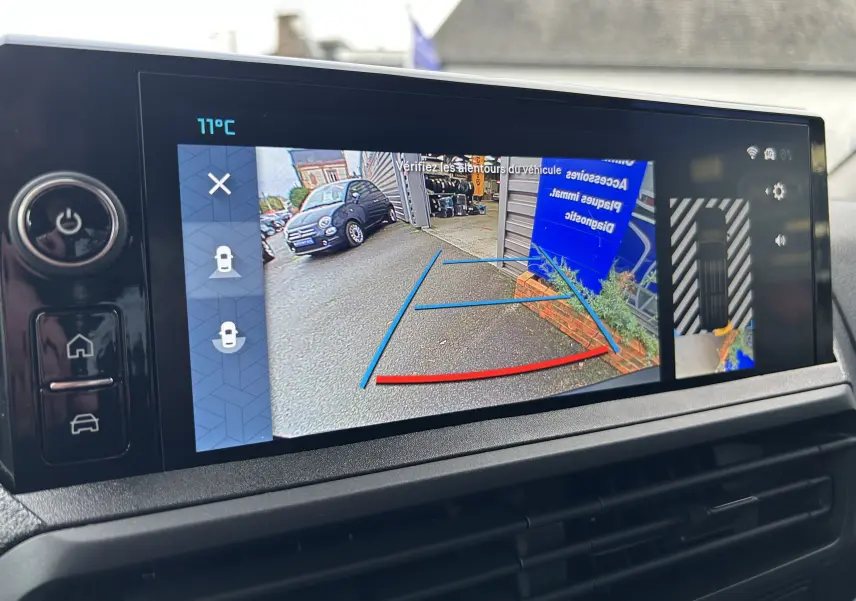 Écran multimédia du Citroën Jumpy Cabine Approfondie gris titane, vue caméra de recul avec guidage coloré.