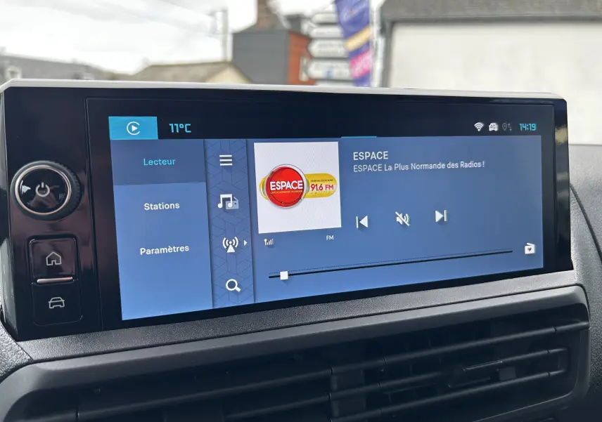 Écran tactile central du tableau de bord du Citroën Jumpy cabine approfondie, affichant la radio FM à 14h19.