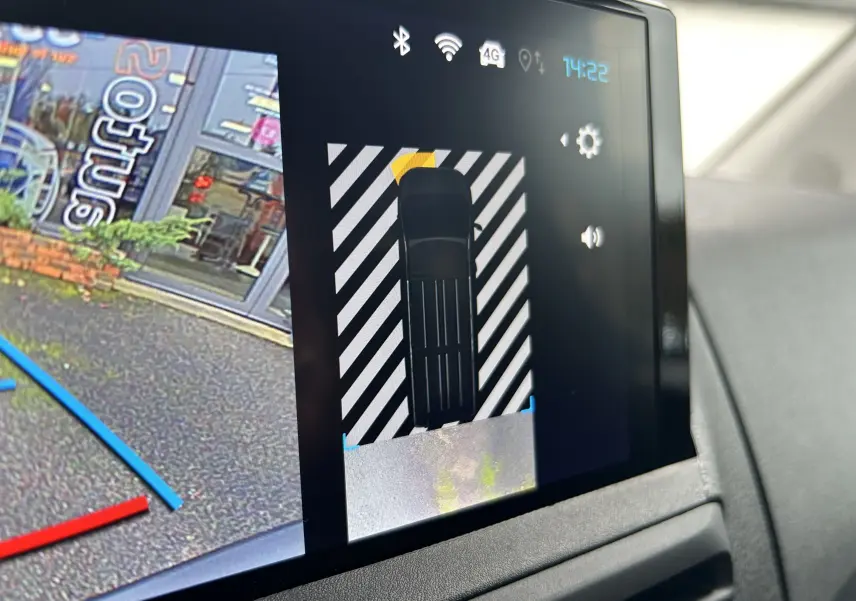 Écran de caméra de recul avec vue arrière et capteurs actifs du Citroën Jumpy Cabine Approfondie gris titane.