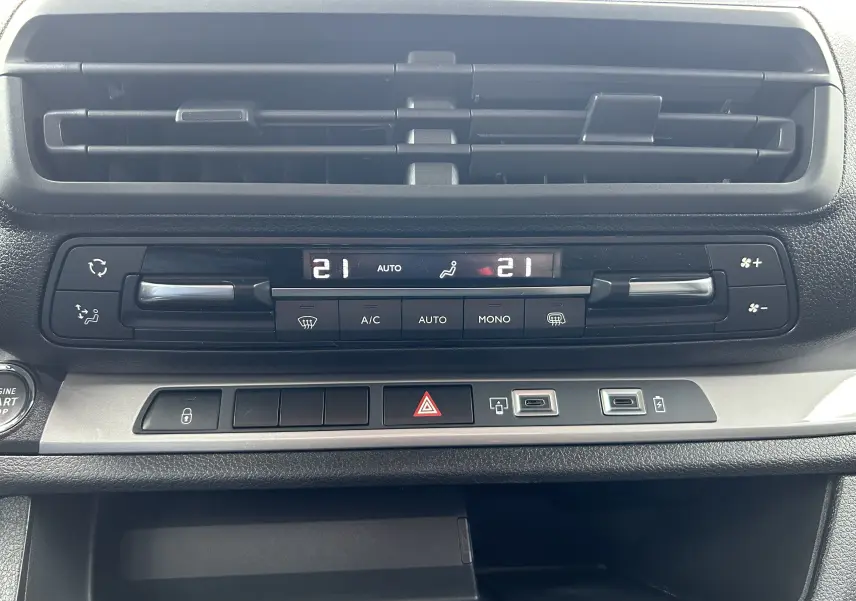 Gros plan sur la console centrale du Citroën Jumpy cabine approfondie 2025, montrant la climatisation digitale et les commandes.