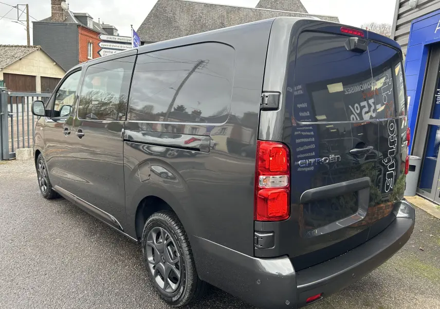 Vue 3/4 arrière droite du Citroën Jumpy Cabine Approfondie gris titane métal avec feux arrière rouges et vitres teintées.