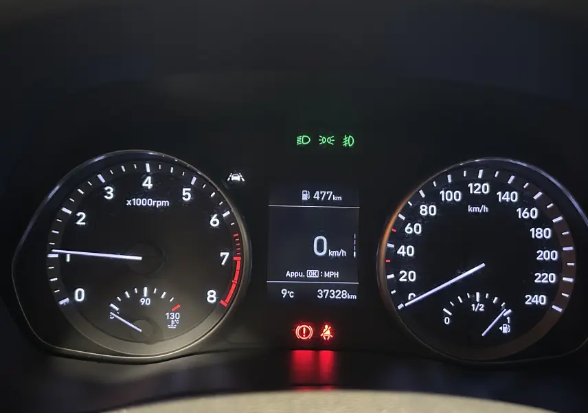 Vue rapprochée du tableau de bord de la Hyundai i30 SW 2022, affichant le compteur, le compte-tours et l'écran digital.